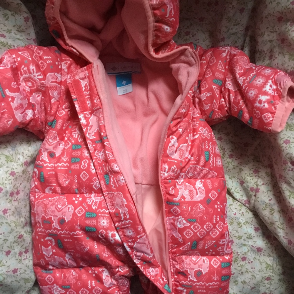 Columbia girls snowsuit 0-3 months, fits more 2-4 month range I find